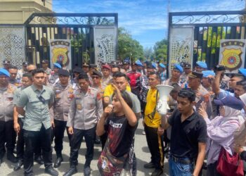 Kapolda Aceh, Brigjen Marzuki Ali Basyah, menyampaikan apresiasi kepada mahasiswa yang tergabung dalam Gerakan Solidaritas Rakyat Aceh karena telah menyampaikan aspirasi secara tertib dan damai di depan Mapolda Aceh, Jumat, 29 Agustus 2025. FOTO/Net. Ⓒ Hak cipta foto di atas dikembalikan sesungguhnya kepada pemilik foto