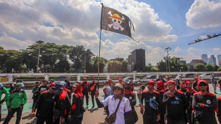 Ribuan buruh dari Jabodetabek dan Karawang menggelegar aksi demonstrasi di depan gerbang utama Gedung DPR/MPR, Jalan Gatot Subroto, Senayan, Jakarta, Kamis (28/8/2025). FOTO/Net. Ⓒ Hak cipta foto di atas dikembalikan sesungguhnya kepada pemilik foto