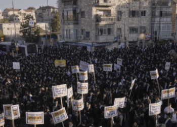 Puluhan ribu warga Israel turun ke jalan di Tel Aviv, Sabtu (9/8/2025), menuntut Perdana Menteri Benjamin Netanyahu segera menghentikan operasi militer di Jalur Gaza