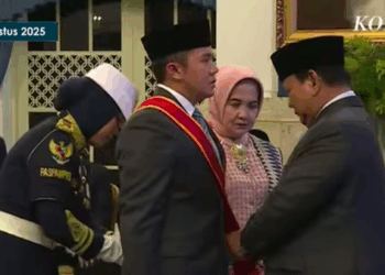 Sekretaris Kabinet (Seskab) Letkol Teddy Indra Wijaya menerima Bintang Mahaputera Utama dari Presiden Prabowo Subianto dalam acara penganugerahan tanda kehormatan Republik Indonesia di Istana Negara, Jakarta, Senin (25/8). FOTO/Net. Ⓒ Hak cipta foto di atas dikembalikan sesungguhnya kepada pemilik foto