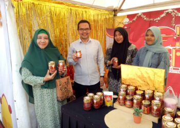 Pendampingan UMKM Aceh. Hamdani (tengah) memaparkan konsep Smart Business Mapping kepada pelaku usaha agar lebih siap bersaing