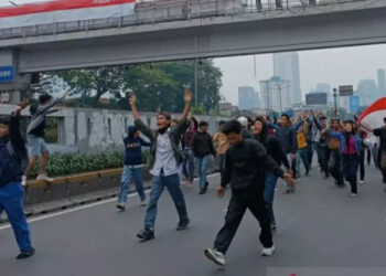 Pelajar SMA Ikut Gabung Aksi Demo di DPR