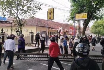 Massa yang didominasi pelajar di Kabupaten Grobogan, Jawa Tengah berdemonstrasi di Kantor DPRD dan Polsek Purwodadi, Sabtu (30/8/2025) siang. FOTO/Net. Ⓒ Hak cipta foto di atas dikembalikan sesungguhnya kepada pemilik foto