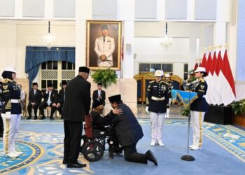 Nyak Sandang menerima penghargaan dari Presiden Prabowo Subianto di Istana Merdeka, Minggu (17/8/2025)