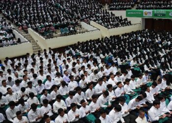 Ribuan mahasiswa baru Universitas Syiah Kuala (USK) mengikuti kegiatan Pembinaan Akademik dan Karakter Mahasiswa Baru (PAKARMARU) tahun 2025. Acara ini berlangsung di Gedung AAC Dayan Dawood pada Senin, 11 Agustus 2025