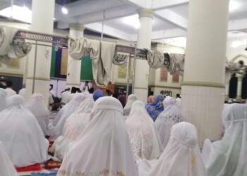 Suasan jamaah sedang berzikir di sebuah masjid Aceh Besar