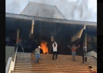 Aksi protes juga terjadi di Kota Pekalongan, Sabtu (30/8/22025). Demonstran Rusak dan Bakar Gedung DPRD Kota Pekalongan. FOTO/Net. Ⓒ Hak cipta foto di atas dikembalikan sesungguhnya kepada pemilik foto