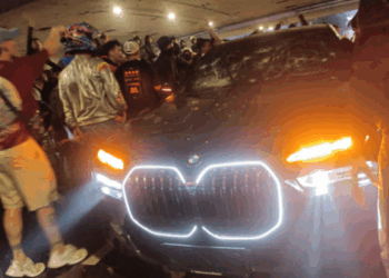 Mobil mewah BMW yang dikendarai seorang sopir menjadi sasaran amuk massa aksi Polda Metro Jaya saat melewati jalan di bawah Jembatan Semanggi, Jakarta, Jumat (29/8/2025) pukul 19.40 WIB. FOTO/Net. Ⓒ Hak cipta foto di atas dikembalikan sesungguhnya kepada pemilik foto
