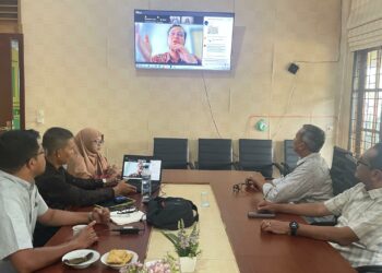 Pemerintah Kabupaten (Pemkab) Aceh Besar melalui Dinas Komunikasi dan Informatika (Diskominfo) bersama Komisi Pemberantasan Korupsi (KPK) Republik Indonesia dan Inspektorat Aceh Besar menggelar rapat persiapan penilaian percontohan Desa Antikorupsi Tahun Anggaran 2025 melalui Zoom Meeting, di ruang rapat Dinas Kominfo Aceh Besar, Kota Jantho, Kabupaten Aceh Besar, Jumat (26/9/2025). FOTO/Net. Ⓒ Hak cipta foto di atas dikembalikan sesungguhnya kepada pemilik foto
