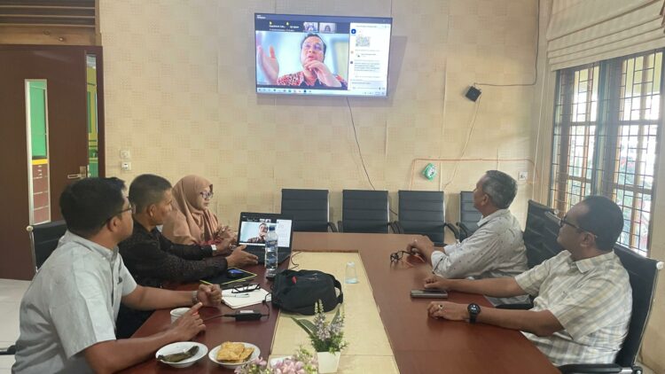 Pemerintah Kabupaten (Pemkab) Aceh Besar melalui Dinas Komunikasi dan Informatika (Diskominfo) bersama Komisi Pemberantasan Korupsi (KPK) Republik Indonesia dan Inspektorat Aceh Besar menggelar rapat persiapan penilaian percontohan Desa Antikorupsi Tahun Anggaran 2025 melalui Zoom Meeting, di ruang rapat Dinas Kominfo Aceh Besar, Kota Jantho, Kabupaten Aceh Besar, Jumat (26/9/2025). FOTO/Net. Ⓒ Hak cipta foto di atas dikembalikan sesungguhnya kepada pemilik foto