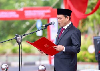 Wakil Gubernur Aceh, Fadhlullah, menegaskan bahwa pendidikan unggul merupakan kunci utama dalam mewujudkan Aceh yang maju, bermartabat, dan berdaya saing. Hal itu disampaikannya saat menjadi inspektur upacara peringatan Hari Pendidikan Daerah (Hardikda) Aceh ke-66, yang berlangsung di Halaman Kantor Gubernur Aceh, Selasa (2/9/2025). FOTO/Dok. Humas Pemprov. Ⓒ Hak cipta foto di atas dikembalikan sesungguhnya kepada pemilik foto