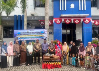 Pemerintah Aceh bersama Pemerintah Kabupaten Aceh Barat menyalurkan bantuan 5 ton ikan segar kepada 1.000 sasaran yang terdiri dari ibu hamil, balita stunting, dan balita wasting, Kamis (25/9/2025)