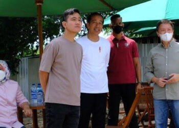 Gibran Rakabuming Raka sedang berdiri di sebalah ayahnya Joko Widodo alias Jokowi. FOTO/Net. Ⓒ Hak cipta foto di atas dikembalikan sesungguhnya kepada pemilik foto