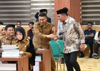 Bupati Aceh Besar Muharram Idris, saat mengikuti rapat kerja bupati/wali kota se-Aceh, di Gedung Serbaguna Kantor Gubernur Aceh, Banda Aceh, Senin (8/9/2025). FOTO/Net. Ⓒ Hak cipta foto di atas dikembalikan sesungguhnya kepada pemilik foto