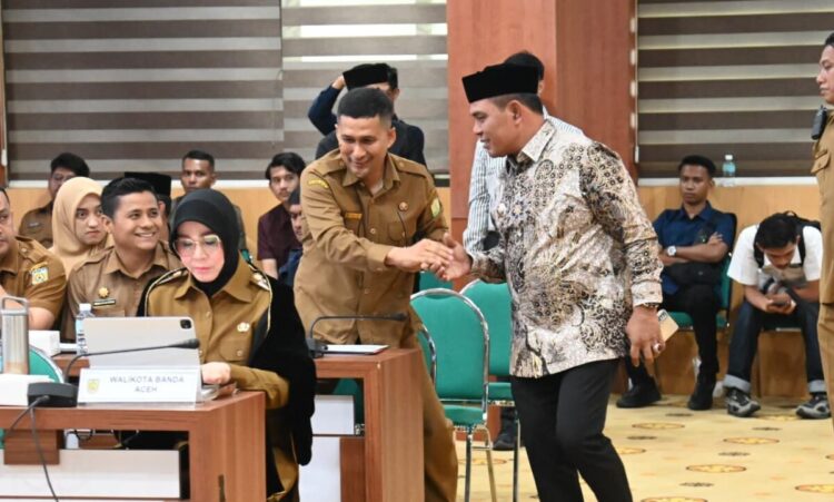 Bupati Aceh Besar Muharram Idris, saat mengikuti rapat kerja bupati/wali kota se-Aceh, di Gedung Serbaguna Kantor Gubernur Aceh, Banda Aceh, Senin (8/9/2025). FOTO/Net. Ⓒ Hak cipta foto di atas dikembalikan sesungguhnya kepada pemilik foto