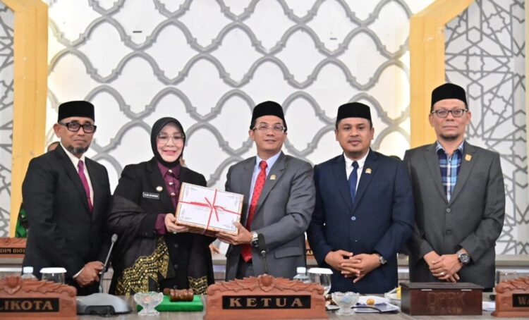 Wali Kota Banda Aceh, Illiza Sa’aduddin Djamal, menyerahkan rancangan qanun (raqan) perubahan APBK 2025 kepada Pimpinan DPRK Banda Aceh, dalam sidang paripurna yang berlangsung, Selasa (2/9/2025) di gedung DPRK Banda Aceh. FOTO/Dok. Humas Pemkot Banda Aceh. Ⓒ Hak cipta foto di atas dikembalikan sesungguhnya kepada pemilik foto
