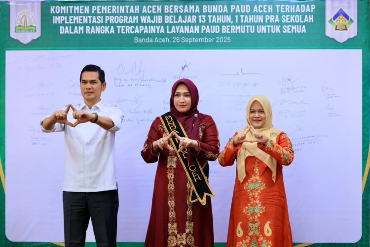 Sekretaris Daerah (Sekda) Aceh, M Nasir, menghadiri agenda penandatanganan Perjanjian Kerja Sama (PKS) Layanan Esensial untuk Pengembangan Anak Usia Dini Holistik Integratif (PAUD HI) serta Komitmen Wajib Belajar 13 Tahun yang berlangsung di Restoran Pendopo Gubernur Aceh, Jumat (26/9/2025). FOTO/Net.