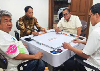 Dua anak buah Presiden Prabowo Subianto di kabinet Merah Putih malah asyik bermain domino bersama tersangka pembalakan liar diantaranya ada Menteri Raja Juli Antoni dan Menteri Kadir Karding dengan tersangka Pembalakan Liar. FOTO/Net. Ⓒ Hak cipta foto di atas dikembalikan sesungguhnya kepada pemilik foto
