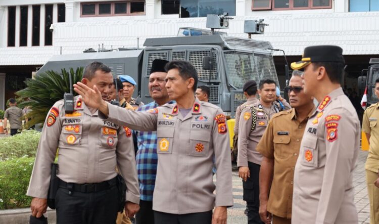 Kapolda Aceh, Brigjen Marzuki Ali Basyah turun langsung ke lokasi aksi unjuk rasa di depan Gedung DPRA, Banda Aceh, Senin, 1 September 2025. FOTO/Net. Ⓒ Hak cipta foto di atas dikembalikan sesungguhnya kepada pemilik foto