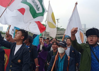 Ratusan mahasiswa Universitas Padjadjaran (UNPAD) tiba di depan gerbang DPR RI, Jalan Gatot Soebroto, Jakarta, pada Jumat siang 5 September 2025. FOTO/Net. Ⓒ Hak cipta foto di atas dikembalikan sesungguhnya kepada pemilik foto
