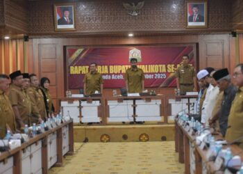 Gubernur Aceh, Muzakir Manaf (Mualem), secara resmi membuka sekaligus memimpin Rapat Kerja Bupati dan Wali Kota se-Aceh tahun 2025 yang berlangsung di Gedung Serbaguna Setda Aceh, Senin (8/9). FOTO/Net. Ⓒ Hak cipta foto di atas dikembalikan sesungguhnya kepada pemilik foto