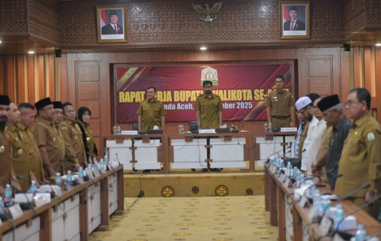 Gubernur Aceh, Muzakir Manaf (Mualem), secara resmi membuka sekaligus memimpin Rapat Kerja Bupati dan Wali Kota se-Aceh tahun 2025 yang berlangsung di Gedung Serbaguna Setda Aceh, Senin (8/9). FOTO/Net. Ⓒ Hak cipta foto di atas dikembalikan sesungguhnya kepada pemilik foto