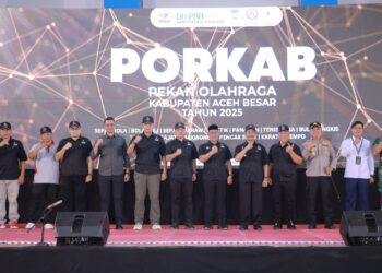 Bupati Aceh Besar, Muharram Idris (Syech Muharram) secara resmi membuka Pekan Olahraga Kabupaten (PORKAB) Aceh Besar Tahun 2025 dengan memukul rapai bersama Forkopimda Aceh Besar, di Jantho Sport City (JSC), Kota Jantho, Senin (9/9/2025). FOTO/Net.