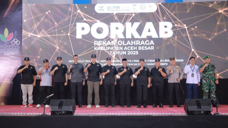 Bupati Aceh Besar, Muharram Idris (Syech Muharram) secara resmi membuka Pekan Olahraga Kabupaten (PORKAB) Aceh Besar Tahun 2025 dengan memukul rapai bersama Forkopimda Aceh Besar, di Jantho Sport City (JSC), Kota Jantho, Senin (9/9/2025). FOTO/Net.