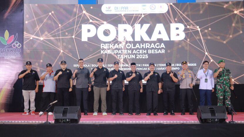 Bupati Aceh Besar, Muharram Idris (Syech Muharram) secara resmi membuka Pekan Olahraga Kabupaten (PORKAB) Aceh Besar Tahun 2025 dengan memukul rapai bersama Forkopimda Aceh Besar, di Jantho Sport City (JSC), Kota Jantho, Senin (9/9/2025). FOTO/Net.