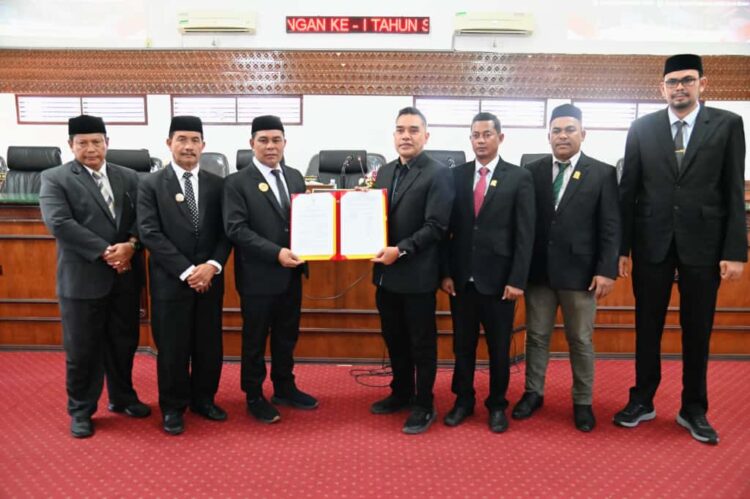 Dewan Perwakilan Rakyat Kabupaten (DPRK) Aceh Besar telah menetapkan rancangan qanun (raqan) tentang Rencana Pembangunan Jangka Menengah (RPJMD) Aceh Besar tahun 2025-2029 menjadi qanun dalam rapat paripurna ke-6 DPRK Aceh Besar, di Kota Jantho, Jumat (19/9/2025). FOTO/Net. Ⓒ Hak cipta foto di atas dikembalikan sesungguhnya kepada pemilik foto