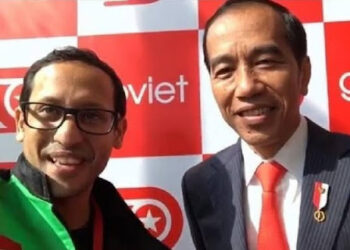 Nadiem Makarim saat berfoto bersama Presiden ke-7 RI Joko Widodo alias Jokowi. FOTO/Net. Ⓒ Hak cipta foto di atas dikembalikan sesungguhnya kepada pemilik foto