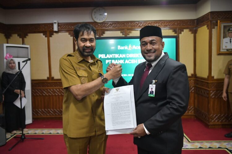 Gubernur Aceh, Muzakir Manaf (Mualem), secara resmi melantik Fadhil Ilyas sebagai Direktur Utama PT Bank Aceh Syariah periode 2025-2029. Prosesi pelantikan berlangsung di Kantor Gubernur Aceh, Senin (8/9/2025). FOTO/Net.