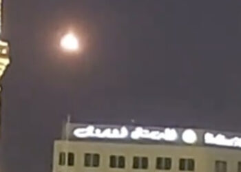Jemaah umrah Indonesia panik dan khawatir melihat kilatan cahaya seperti rudal berseliweran di langit Madinah. FOTO/Net. Ⓒ Hak cipta foto di atas dikembalikan sesungguhnya kepada pemilik foto