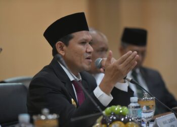 Wakil Gubernur Aceh, Fadhlullah, secara resmi membuka Rapat Konsolidasi Satuan Tugas (Satgas) Nasional dengan Satgas Provinsi serta Satgas Kabupaten/Kota se-Aceh dalam rangka percepatan pelaksanaan Koperasi Desa (Kopdes) Merah Putih. FOTO/Humas Pemprov. Ⓒ Hak cipta foto di atas dikembalikan sesungguhnya kepada pemilik foto