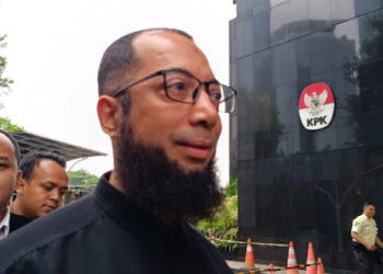 Ustadz Khalid Zeed Abdullah Basalamah selaku pemilik PT Zahra Oto Mandiri alias Uhud Tour itu tiba di Gedung Merah Putih KPK pada pukul 11.04 WIB dengan didampingi 5 orang pengacaranya. FOTO/Net. Ⓒ Hak cipta foto di atas dikembalikan sesungguhnya kepada pemilik foto