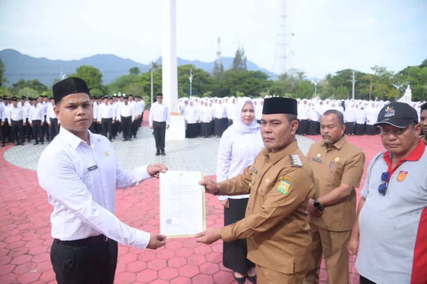 Bupati Aceh Besar, Muharram Idris menyerahkan Surat Keputusan (SK) pengangkatan 890 Pegawai Pemerintah dengan Perjanjian Kerja (PPPK) tahap I di lingkungan Pemkab Aceh Besar. FOTO/Net.