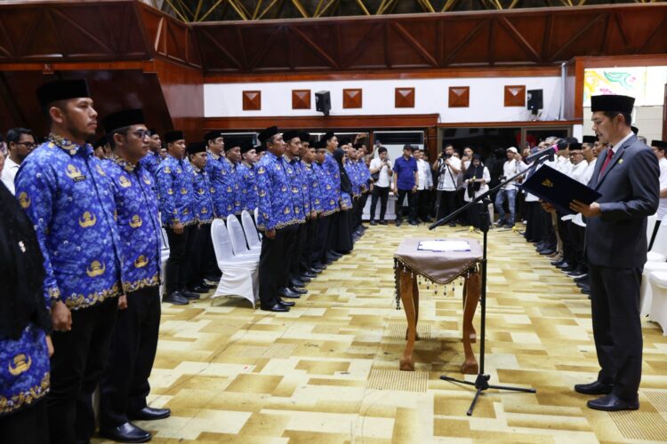 Sekretaris Daerah (Sekda) Aceh, Muhammad Nasir, melantik 290 pejabat eselon III dan IV di lingkungan Pemerintah Aceh. Pelantikan berlangsung di Anjong Mon Mata, Komplek Meuligoe Gubernur Aceh, Jumat, 26 September 2025. FOTO/Net. Ⓒ Hak cipta foto di atas dikembalikan sesungguhnya kepada pemilik foto