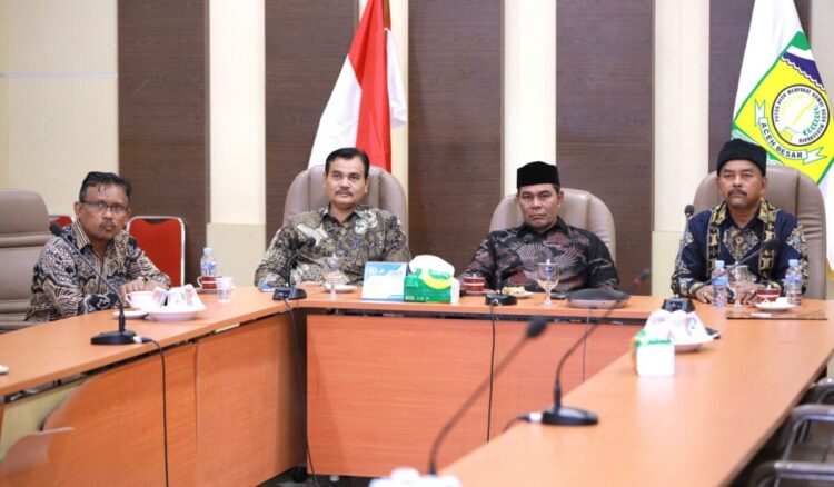 Bupati Aceh Besar, Muharram Idris mengikuti Rapat Koordinasi Pengendalian Inflasi Daerah terkait stabilisasi harga beras melalui zoom meeting dengan Menteri Dalam Negeri (Mendagri), Tito Karnavian, dan Menteri Pertanian (Mentan), Andi Amran Sulaiman di Aula Kantor Bupati Aceh Besar, Kamis siang (4/9/2025). FOTO/Net. Ⓒ Hak cipta foto di atas dikembalikan sesungguhnya kepada pemilik foto