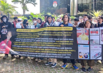Puluhan orang yang tergabung dalam organisasi Jaringan Pergerakan Masyarakat Bawah (Jaga Marwah) saat menggelar unjuk rasa di depan Gedung Merah Putih KPK, Jalan Kuningan Persada Kav 4, Setiabudi, Jakarta Selatan, Kamis 4 September 2025. FOTO/Net. Ⓒ Hak cipta foto di atas dikembalikan sesungguhnya kepada pemilik foto