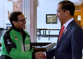 Tersangka kasus pengadaan laptop Chromebook, mantan Menteri Pendidikan dan Kebudayaan (Mendikbud) Nadiem Makarim, didorong untuk menjadi justice collaborator. Foto saat dirinya bersalaman dengan Presiden ke-7 Joko Widodo alias Jokowi. FOTO/Net. Ⓒ Hak cipta foto di atas dikembalikan sesungguhnya kepada pemilik foto