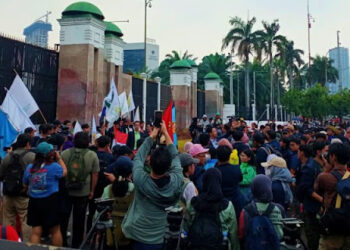 Badan Eksekutif Mahasiswa Universitas Padjadjaran (BEM Unpad) berunjuk rasa di depan gerbang DPR RI, Jalan Gatot Soebroto, Jakarta, pada Jumat 5 September 2025. FOTO/Net. Ⓒ Hak cipta foto di atas dikembalikan sesungguhnya kepada pemilik foto