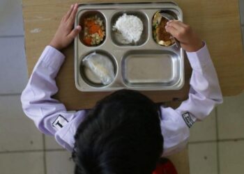 Seorang siswa di Bogor, Jawa Barat, menyantap makan bergizi gratis pada hari pertama program ini diluncurkan, awal Januari 2025. FOTO/Getty Images/ADITYA AJI. Ⓒ Hak cipta foto di atas dikembalikan sesungguhnya kepada pemilik foto