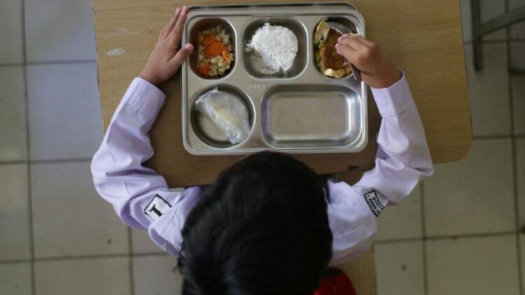 Seorang siswa di Bogor, Jawa Barat, menyantap makan bergizi gratis pada hari pertama program ini diluncurkan, awal Januari 2025. FOTO/Getty Images/ADITYA AJI. Ⓒ Hak cipta foto di atas dikembalikan sesungguhnya kepada pemilik foto