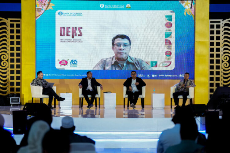 Dr. Dadang Muljawan, Kepala Grup Pengembangan Ekonomi dan Keuangan Syariah Bank Indonesia, menyampaikan materi transformasi perwakafan nasional dalam Pre-Event Aceh Waqaf Summit di Balee Meuseuraya Aceh, Kamis (25/9/2025)