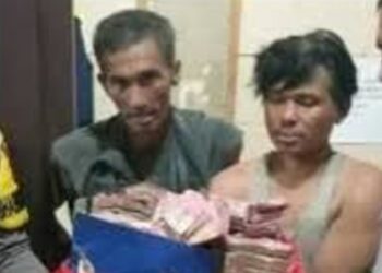 Dua pria terduga pelaku perampokan uang Rp1 miliar dengan modus pecah kaca mobil di Pangkalan Bun, Kabupaten Kota Waringin Barat, berhasil ditangkap warga setelah bersembunyi di hutan selama 25 hari. FOTO/Net. Ⓒ Hak cipta foto di atas dikembalikan sesungguhnya kepada pemilik foto