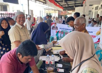 Suasana antusias warga Gampong Mibo saat mengikuti Pemilihan Tuha Peut Gampong (TPG) periode 2025–2031 di halaman Kantor Keuchik setempat, Minggu (21/9/2025)