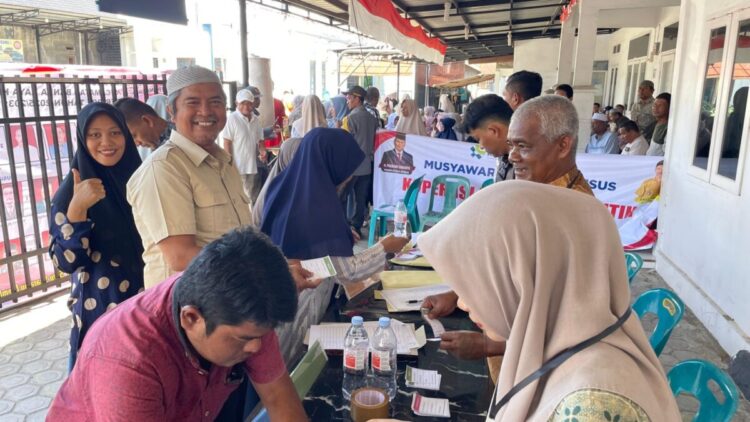 Suasana antusias warga Gampong Mibo saat mengikuti Pemilihan Tuha Peut Gampong (TPG) periode 2025–2031 di halaman Kantor Keuchik setempat, Minggu (21/9/2025)