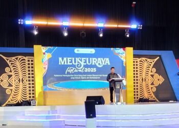 Mahdi Efendi, Staf Ahli Gubernur Aceh saat membacakan sambutan tertulis Muzakir Manaf membuka acara Pre Event Aceh Waqf Summit 2025 di Balai Meuseuraya Aceh, Kamis (25/9/2025)