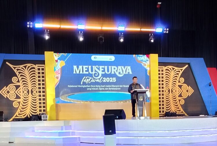 Mahdi Efendi, Staf Ahli Gubernur Aceh saat membacakan sambutan tertulis Muzakir Manaf membuka acara Pre Event Aceh Waqf Summit 2025 di Balai Meuseuraya Aceh, Kamis (25/9/2025)