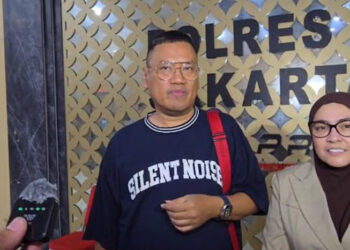Uya Kuya mendatangi Polres Metro Jakarta Timur ditemani oleh istrinya, Astrid Khairunnisha, Rabu (3/9/202) menemui seorang wanita lansia. FOTO/Net. Ⓒ Hak cipta foto di atas dikembalikan sesungguhnya kepada pemilik foto